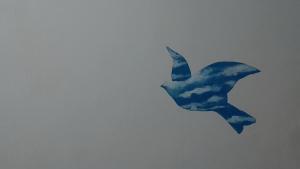 um papagaio de golfinho azul a voar no céu em Suíte / Falesias de Carapibus em Conde