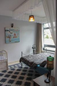 Säng eller sängar i ett rum på Close to airport: 2 bedroom home, spacious & cosy