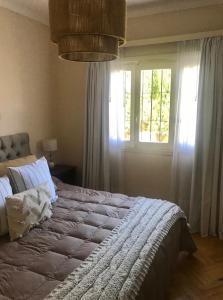 Un dormitorio con una cama grande y una ventana en Chalet en zona Güemes-SOLO FAMILIAS en Mar del Plata