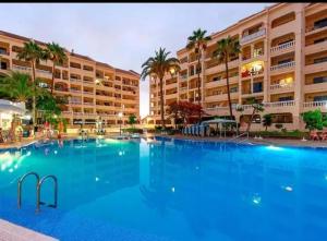ein großes Schwimmbad vor einem Hotel in der Unterkunft Estudio castle harbour 403 los Cristianos in Los Cristianos