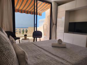 1 dormitorio con 1 cama y vistas al océano en Paradise Court, en Adeje