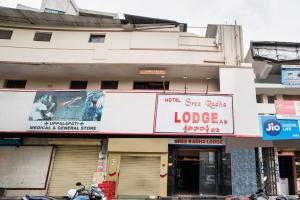 un edificio con un letrero de una tienda en Hotel O Sree Radha Lodge Near Snow World, en Hyderabad 32 fotos más