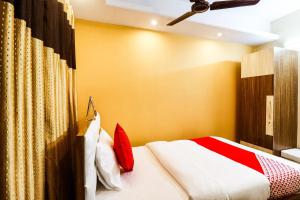 1 dormitorio con 1 cama y ventilador de techo en OYO Kuber Residency Near Birla Mandir, en Calcuta