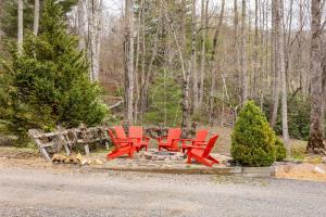 grupa czerwonych krzeseł siedzących w parku w obiekcie Golden Acres Ranch Hot Tub+Gameroom+Creek & wifi w mieście Highlands