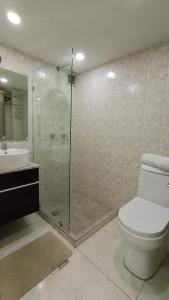 波拉馬的住宿－RES. CORAL，带淋浴、卫生间和盥洗盆的浴室