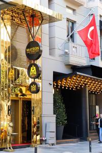 een gebouw met borden aan de zijkant bij Mas Suites Nisantasi in Istanbul