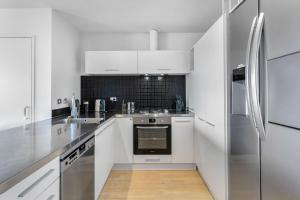 O bucătărie sau chicinetă la Stylish 2BR 2Bathroom Apartment, Kingsland, Auckland