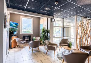 una sala de espera en una oficina de dermatólogos en B&B HOTEL Saint Jean De Maurienne en Sainte-Marie-de-Cuines