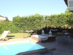 The swimming pool at or close to B&B Pieve Degli Artisti