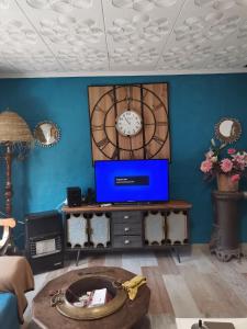 un soggiorno con un orologio sul muro di Rony a Llaurí