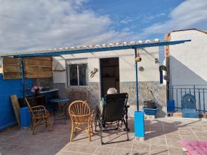 una persona seduta sul patio di una casa di Rony a Llaurí