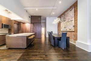 Un baño de Luxurious 3 BR/2BA Beautifully Renovated Loft