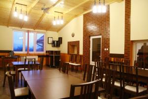 FîntîneleにあるCasa Agnes Vendeghazのテーブルと椅子と窓のあるダイニングルーム