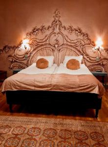 a large bed with two orange pillows on it at Edsbyns Hotell in Edsbyn