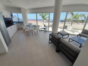 un soggiorno con divano e tavolo di Executive Style Condo With Sea Views a Porlamar