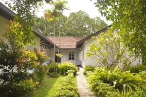 a house with a garden in front of it at Ilukketiya Tea Chalets in Galle