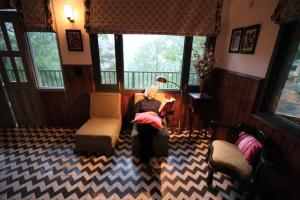 7 Pines Kasauli的休息区