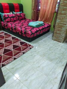 Cette chambre dispose d'un lit et de carrelage. dans l'établissement ABAH HOMESTAY, MANIR, KUALA TERENGGANU, (HOMESTAY B), à Kuala Terengganu