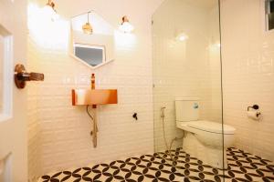 a bathroom with a toilet and a glass shower at Chertel Poshtel in Ban Chamun (2)