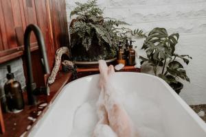 uma pessoa a tomar banho numa banheira em Relaxing Outdoor bath & Hot tub - 41 Found em Somerset