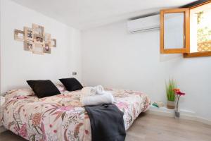 Un dormitorio con una cama y una ventana. en Apartment Lyon - Alcúdia - ETVPL15408, en Alcudia