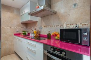 cocina con encimera rosa y microondas en Apartment Lyon - Alcúdia - ETVPL15408, en Alcudia