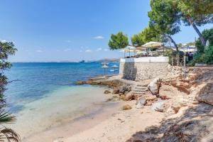 una vista de la playa en un resort en Apartment Lyon - Alcúdia - ETVPL15408, en Alcudia
