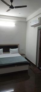Cama ou camas em um quarto em Saritashray Seva Dham