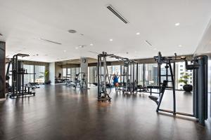 Fitness centrum a/nebo fitness zařízení v ubytování FULL Burj Khalifa view LUX 2Bedroom with Rooftop Pool Central location in Paramount Hotel Midtown