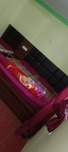 Una cama con sábanas moradas encima. en Badrinath House by Prithvi Yatra Hotel, en Badrīnāth