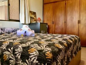 - une chambre avec un lit avec un animal rembourré dans l'établissement Belle Maison F3, à Papeete