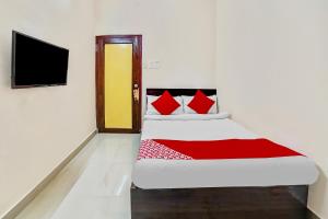 Tempat tidur dalam kamar di Collection O 45443 Hotel Suvidha