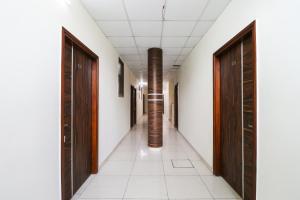 einen Korridor in einem Bürogebäude mit einer Stange in der Mitte in der Unterkunft OYO Hotel Rk Inn in Ludhiana