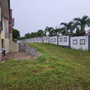 una fila de edificios blancos en una colina con césped en KB Homestay - Free WIFI, en Kota Bharu
