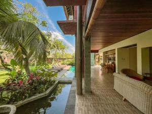 - une vue extérieure sur une maison avec une piscine dans l'établissement Sarin Ubud Suites by Pramana Villas, à Ubud
