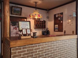 小谷村にあるペンション神戸っ子のレンガの壁のレストランのバー