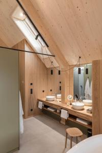 Greisdorf的住宿－SCHILCHERLANDLEBEN - Hochgrail，一间带三个水槽和大镜子的浴室