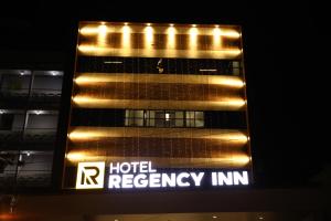 una señal de emergencia del hotel frente a un edificio en Hotel Regency Inn, en Erode
