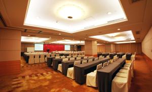 uma grande sala com filas de cadeiras em City Hotel Shanghai em Xangai