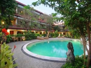 Piscina de la sau aproape de AlamKulkul Boutique Resort