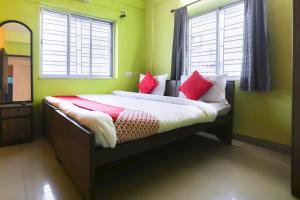 Un pat sau paturi într-o cameră la OYO City Palace