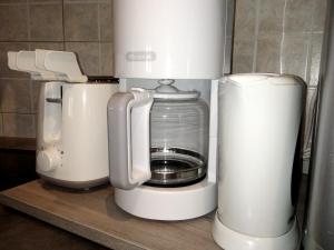 une cafetière et une cafetière sur une étagère dans l'établissement Panoramic Plaza Apartment -Loreto 1, à Milan