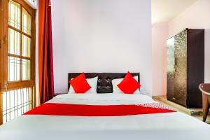 Tempat tidur dalam kamar di OYO Hotel Royal Inn