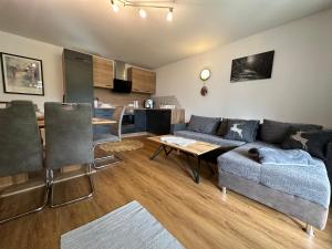 salon z kanapą i stołem w obiekcie Haus Köhle w mieście Fendels