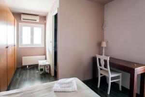 コッキニ・カニオンにあるNectus apartmentのベッドルーム1室(ベッド1台、デスク、椅子付)