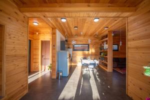 Φωτογραφία από το άλμπουμ του Incredibly cozy six-person villa with a private yard, mountain views, kitchen, bath and living room Svaneti Countryside 2 σε Sgobuldi