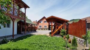 FîntîneleにあるCasa Agnes Vendeghazの木造家屋中庭