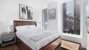 Tempat tidur dalam kamar di Beautiful Bedroom Suite in Manhattan