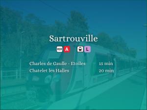Le petit Sartrouville à 20 min de Paris en RER A في سارتروفيل: قطار على سكة مكتوب عليها sartophenilla