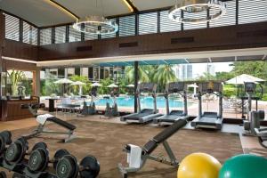 シンガポールにあるSheraton Towers Singapore Hotelのトレッドミルとスイミングプール付きのジムを併設しています。